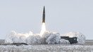 Rossiya harbiylari mart oyida Astraxan viloyatida “Iskander” raketa tizimini qoʻllagan holda mashgʻulot oʻtkazmoqdalar. INF shartnomasiga zid ravishda qoʻllanilgan 9M729 raketasi Iskanderga oʻxshash tizimdan uchirilgani gumon qilinadi. (Rossiya Mudofaa vazirligi)