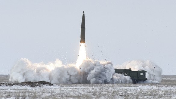 Rossiya harbiylari mart oyida Astraxan viloyatida “Iskander” raketa tizimini qoʻllagan holda mashgʻulot oʻtkazmoqdalar. INF shartnomasiga zid ravishda qoʻllanilgan 9M729 raketasi Iskanderga oʻxshash tizimdan uchirilgani gumon qilinadi. (Rossiya Mudofaa vazirligi)