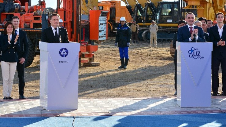 Суратда: Ўзбекистон бош вазири ўринбосари Алишер Султонов ва «Росатом» бош директори Алексей Лихачев 19 октябр куни Жиззах вилоятида Россия ташаббуси остидаги атом станцияси қурилиши учун танланган жойда. (Ўзатом)