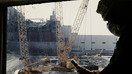 1986 йил 1 октябрь санаси билан берилган ушбу суратда совет даврида Украина ҳудудида барпо этилган Чернобил АЭСда 1986 йил 26 апрель куни юз берган ҳалокатли авариядан кейин олиб борилаётган таъмирлаш ишлари акс этган. Ушбу ҳодиса энг мудҳиш ядровий фалокат сифатида тарихга кирган бўлиб, кейинги ўн йилликлар давомида кенг кўламли радиацион нурланиш ва касалликларни келтириб чиқарган. (Валерий Зуфаров / ТАСС / AFP)