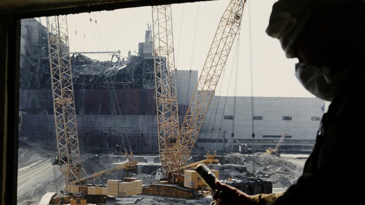 1986 йил 1 октябрь санаси билан берилган ушбу суратда совет даврида Украина ҳудудида барпо этилган Чернобил АЭСда 1986 йил 26 апрель куни юз берган ҳалокатли авариядан кейин олиб борилаётган таъмирлаш ишлари акс этган. Ушбу ҳодиса энг мудҳиш ядровий фалокат сифатида тарихга кирган бўлиб, кейинги ўн йилликлар давомида кенг кўламли радиацион нурланиш ва касалликларни келтириб чиқарган. (Валерий Зуфаров / ТАСС / AFP)