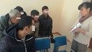 Чимкентдаги «Сана Сезим» маркази ҳуқуқшуноси мигрантларга Қозоғистонда қонуний яшаш қоидалари борасида маълумот бермоқда, май ойи. («Сана Сезим» аёллар ташаббуслари ҳуқуқий маркази)