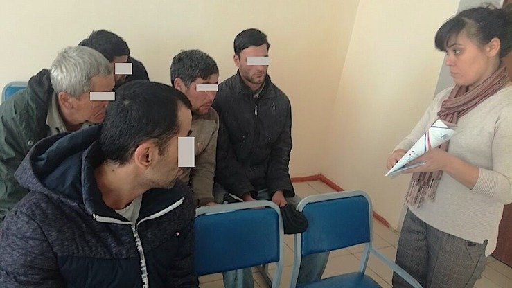Chimkentdagi “Sana Sezim” markazi huquqshunosi migrantlarga Qozog‘istonda qonuniy yashash qoidalari borasida ma’lumot bermoqda, may oyi. (“Sana Sezim” ayollar tashabbuslari huquqiy markazi)