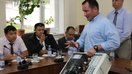 Qo‘shma Shtatlardan kelgan kiberxavfsizlik bo‘yicha mutaxassis qozog‘istonlik hamkasblari uchun trening o‘tkazmoqda, sanasiz surat. (Yevropada xavfsizlik va hamkorlik tashkiloti)