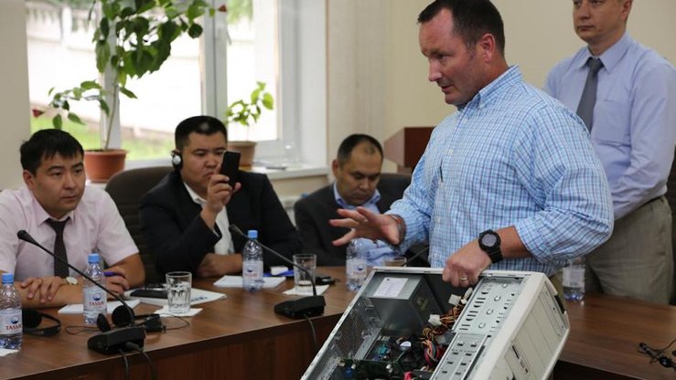 Қўшма Штатлардан келган киберхавфсизлик бўйича мутахассис қозоғистонлик ҳамкасблари учун тренинг ўтказмоқда, санасиз сурат. (Европада хавфсизлик ва ҳамкорлик ташкилоти)