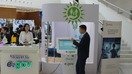 Қозоғистоннинг электрон ҳукумат тизими ходими 5 ноябрь куни интернет орқали кўрсатиладиган янги хизмат турлари билан таништирмоқда. (Айдар Ашимов)