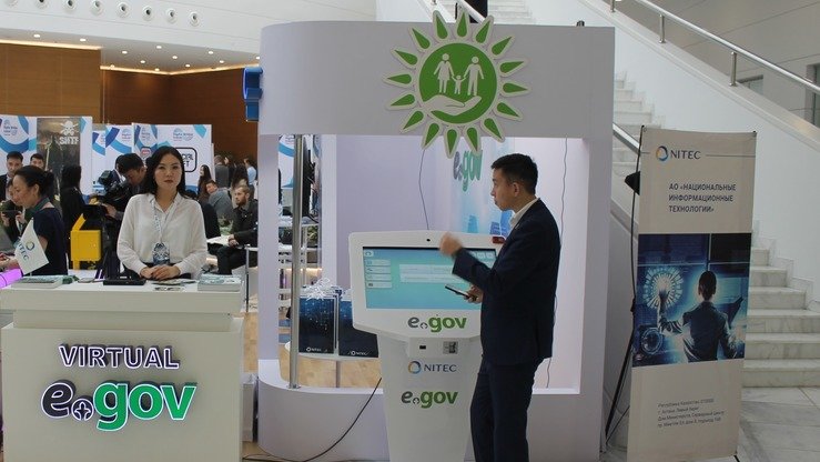 Qozogʻistonning elektron hukumat tizimi xodimi 5-noyabr kuni internet orqali koʻrsatiladigan yangi xizmat turlari bilan tanishtirmoqda. (Aydar Ashimov)