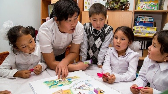 Қирғизистондаги мактабгача таълим муассасасида ўқитувчи ўқувчилар билан суҳбатлашмоқда, санасиз сурат. (Жаҳон банки)