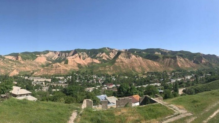 Qirg‘izistonning Moylisoy shahri dunyoning eng ifloslangan 10 shaharlaridan biri, 2017-yilning may oyida olingan surat. (Asxat Sakebayev)