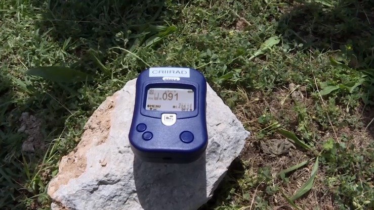 Qurilma Moylisoyda havodagi radiatsiya darajasini 91 mkR/soat deb ko‘rsatmoqda. Xavfsiz ko‘rsatkich soatiga 50 mkRga teng. (Current Time teledasturidan olingan kadr)
