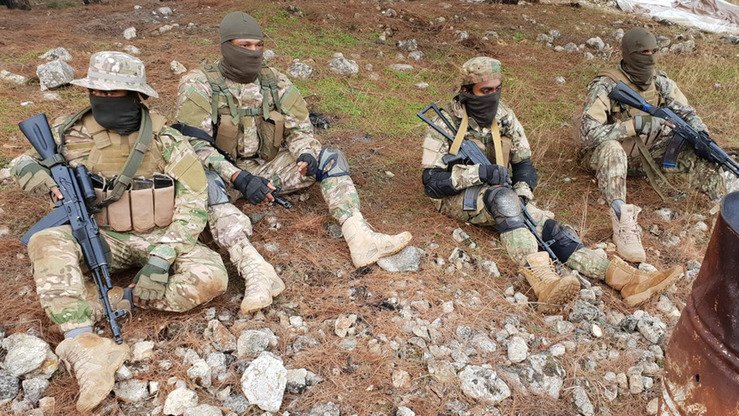 Малдив оролларидан келган ёлланма жангарилар Суриядаги «Malhama Tactical» лагерида ўтган машғулотлардан сўнг дам олишмоқда, сурат 10 ноябрь куни Twitter саҳифасида жойлаштирилган.