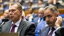 Россиянинг Кимёвий қуролларни тақиқлаш ташкилотидаги (КҚТТ) вакили Александр Шульгин (чапда) ташкилотнинг навбатдан ташқари сессиясида иштирок этмоқда, Ҳаага, 26 июнь. (Джерри Лампен/ANP/AFP)