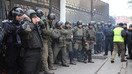 26 ноябрь куни Одессада бўлиб ўтган норозиликлар чоғида Россия консуллигини қўриқлаётган полициячи. Норозиликлар Россия денгиз кучлари Қрим соҳилларидаги Украина кемаларини қўлга олганидан кейин бошланган. (Александр Гиманов/AFP)
