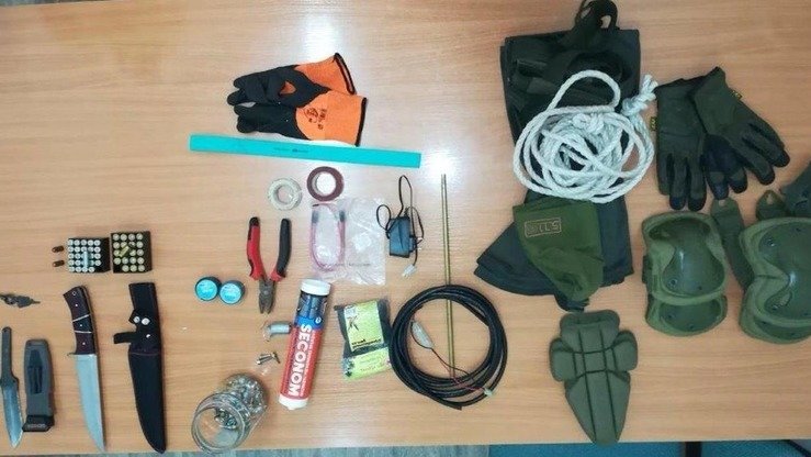 17 ноябрь куни Оқтўбеда қўлган олинган экстремистлардан мусодара қилинган пичоқлар, бомба қисмлари ва ўқ-дорилар. (Қозоғистон КНБ)