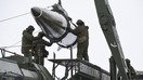 Rossiya askarlari “Iskander” tizimiga raketa yuklamoqda, Astraxan viloyati, may oyida olingan surat. INF bitimi qoidalariga zid bo‘lgan 9M729 raketasi (SSC-8 nomi bilan ham mashhur) “Iskander”ga oʻxshash tizimdan uchirilishi taxmin qilinadi. (Rossiya mudofaa vazirligi)