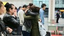 Тошкентга қайтган меҳнат мигрантларини қариндошлари кутиб олмоқда, 12 октябрь. Уларнинг Москвадан қайтиш йўл чипталарини Ўзбекистон ҳукумати тўлаб берди. (Ўзбекистон бандлик ва меҳнат муносабатлари вазирлиги)