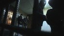 Қўлга олинган ўзбекистонлик ноқонуний мигрантлар Қозон темир йўл бекатидаги полиция ҳибсхонасининг панжаралари ортида, Москва, 24 январь, 2012 йил. Аҳоли орасида ўтказилган сўровлар Россияда ксенофобия кучайганини кўрсатган. (Андрей Смирнов/AFP)