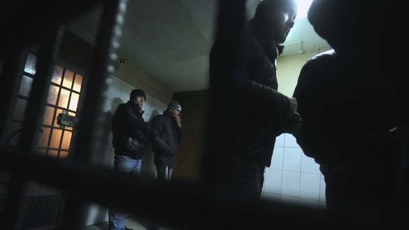 Қўлга олинган ўзбекистонлик ноқонуний мигрантлар Қозон темир йўл бекатидаги полиция ҳибсхонасининг панжаралари ортида, Москва, 24 январь, 2012 йил. Аҳоли орасида ўтказилган сўровлар Россияда ксенофобия кучайганини кўрсатган. (Андрей Смирнов/AFP)