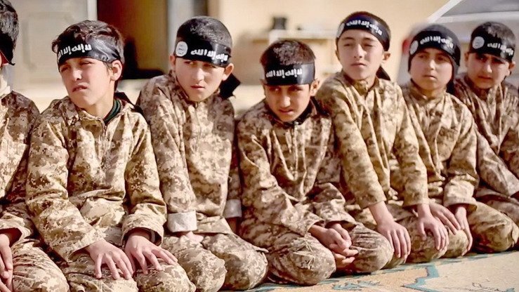 Ekstremistik ijtimoiy tarmoqlarda tarqalgan ushbu suratda “xalifalik bolalari” deb ataladigan “Islom davlati” safidagi jangari bolalar aks etgan. (Fayl)