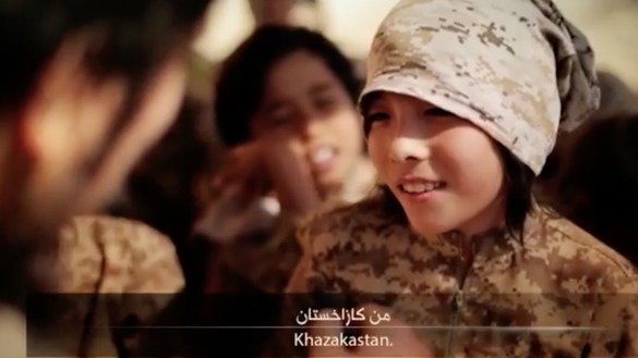 “Islom davlati” (ID) guruhining tashviqot videolavhasidan olingan kadrda jangarilikka tayyorlanayotgan qozogʻistonlik bolakay aks etgan. (Fayl)