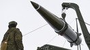 Rossiya askarlari “Iskander-M” ballistik raketasini uchirishga tayyorlanmoqda, surat may oyida Astraxanda olingan. Qisqa va oʻrta masofaga uchuvchi raketalar (INF) shartnomasiga zid keluvchi SSC-8 nomi bilan tanilgan 9M729 raketasi “Iskander”ga o‘xhshash ekanligi gumon qilinadi. (Rossiya mudofaa vazirligi)