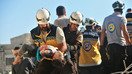 Oq dubulg‘alilar nomi bilan mashhur boʻlgan Suriyaning fuqaro mudofaasi ko‘ngillilari Rossiya yoki Suriya rejimi tomonidan uyushtirilgan havo hujumidan berkinib olgan bolani qutqarmoqdalar. Oq dubulg‘alilar Suriyada kimyoviy qurollar borasidagi Rossiyaning dezinformatsiya kampaniyasi tomonidan nishonga olinganlar qatorida. (Oq dubulg‘alilar)