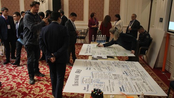 More than 120 Central Asian and international analysts and representatives of government agencies, media and non-governmental organisations participate in an international forum on the "Prevention of Violent Extremism and the Role of Media" December 6-8 in Bishkek. [Aydar Ashimov]