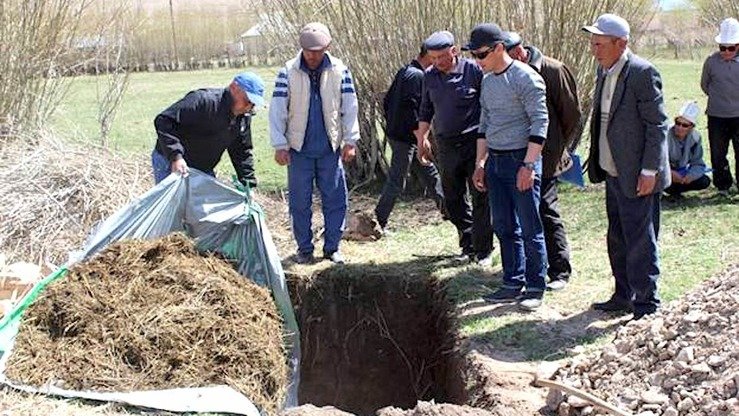 Norin viloyati fermerlari biogumus - ekologik sof oʻgʻit ishlab chiqarishni oʻrgandilar, may oyi. (Bishkek ekologik axborot xizmati)
