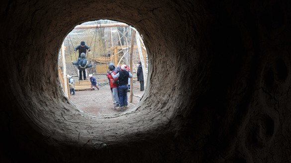Bishkek shahrining chekkasida Navro‘z bayramini nishonlash vaqtida arg‘imchoq uchayotgan bolalar, 2014-yil 21-mart. Kuzatuvchilarga koʻra, Qirg‘izistonda bolalar o‘rtasida ekstremizm tahdidi ortgan. (Vyacheslav Oseledko/AFP)