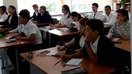 Bishkekdagi 24-maktab o‘quvchilari diniy madaniyat tarixi bo‘yicha ma’ruza tinglamoqdalar, 2017-yil, 20-sentabr. Qirg‘izistonning dinga oid qonunchiligida yosh bolalarni Islomning radikal talqin qilinishidan himoyalash choralari ko‘zda tutilgan. (File)