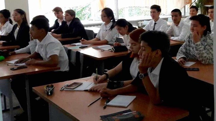 Bishkekdagi 24-maktab o‘quvchilari diniy madaniyat tarixi bo‘yicha ma’ruza tinglamoqdalar, 2017-yil, 20-sentabr. Qirg‘izistonning dinga oid qonunchiligida yosh bolalarni Islomning radikal talqin qilinishidan himoyalash choralari ko‘zda tutilgan. (File)