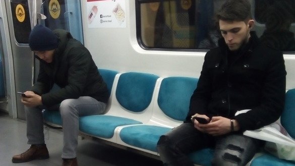 Олмаота метросида мобил телефонларидан фойдаланаётган ёшлар, 16 декабр куни олинган сурат. 10 декабр куни Қозоғистон телекоммуникация операторлари абонентлар учун тарифларни 50% гача арзонлаштириш режалари ҳақида эълон қилди. (Ксения Бондал)