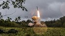 Rossiya qurolli kuchlari qisqa masofaqa uchuvchi “Iskander-M” raketasini 2017-yil sentabr oyida, Leningrad viloyatida bo‘lib o‘tgan “Zapad-2017” harbiy mashqlar davomida uchirganlar. (Rossiya mudofaa vazirligi)