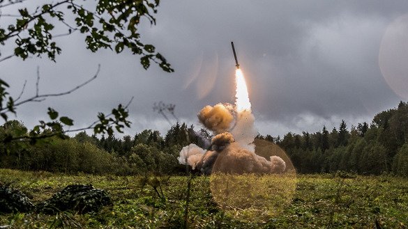 Rossiya qurolli kuchlari qisqa masofaqa uchuvchi “Iskander-M” raketasini 2017-yil sentabr oyida, Leningrad viloyatida bo‘lib o‘tgan “Zapad-2017” harbiy mashqlar davomida uchirganlar. (Rossiya mudofaa vazirligi)