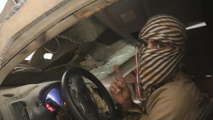 12-dekabr kuni IDning Telegram sahifasida chop etilgan sifatsiz suratda Suriyaning Hajin shahrida qo‘lbola transport vositasidagi jangari aks ettirilgan. Avval guruh jang ifoda etilgan uzun videolarni chop etgan bo‘lsa, endilikda faqat sifatsiz suratlar tarqatish bilan kifoyalanmoqda. (File)