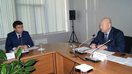 Bosh vazir oʻrinbosari Jenish Razakov (oʻngda) 14-dekabr kuni Qirgʻizistonning yangi kiberxavfsizlik strategiyasining Bishkekdagi taqdimoti chogʻida nutq soʻzlamoqda. (Aloqa va axborot texnologiyalari davlat qoʻmitasi)