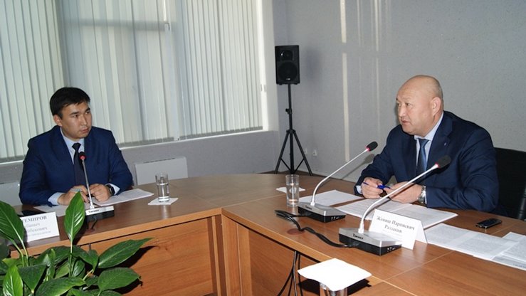 Бош вазир ўринбосари Жениш Разаков (ўнгда) 14 декабр куни Қирғизистоннинг янги киберхавфсизлик стратегиясининг Бишкекдаги тақдимоти чоғида нутқ сўзламоқда. (Алоқа ва ахборот технологиялари давлат қўмитаси)