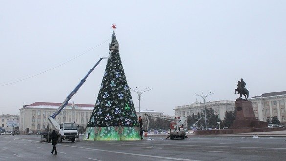 В каждом казахстанском городе установлена новогодняя елка. Центральная площадь Тараза, 24 декабря. [Айдар Ашимов]