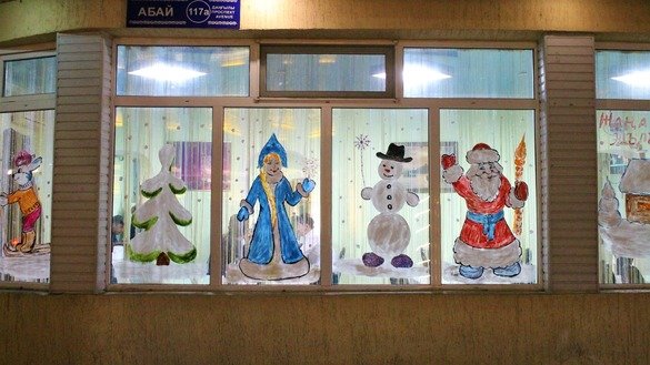 Владельцы магазинов, кафе, ресторанов и других заведений украшают окна изображениями Деда Мороза, Снегурочки, новогодней ёлки и сказочных персонажей. Тараз, 26 декабря. [Айдар Ашимов]