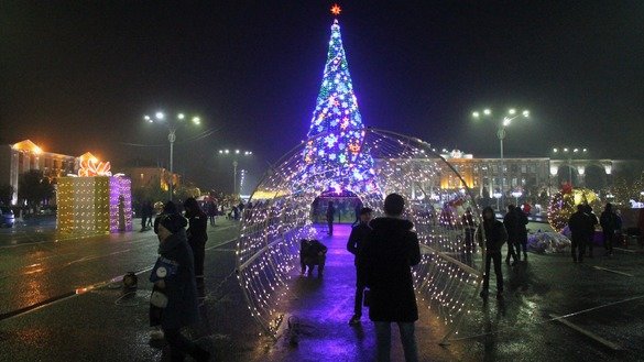 Sightseers stroll and take photos in Taraz's central square December 26. [Aydar Ashimov]