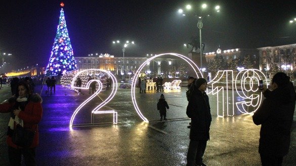 Children are excited by the decorations and lighting in Taraz's central square December 26. [Aydar Ashimov]