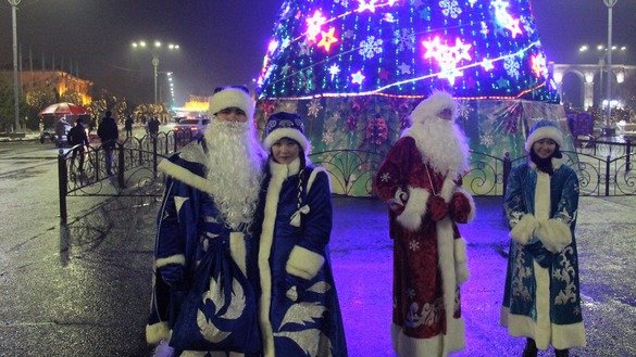 Жители Тараза могут сфотографироваться с Дедом Морозом и Снегурочкой, которые одеты в костюмы с национальным орнаментом. Тараз, 26 декабря. [Айдар Ашимов]