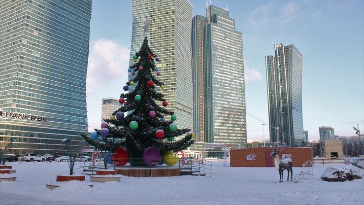 Остонадаги байрам арчаси, 20 декабр. Қозоғистонда бундай арчалар байрамдан 10 кун олдин ўрнатилади. (Айдар Ашимов)