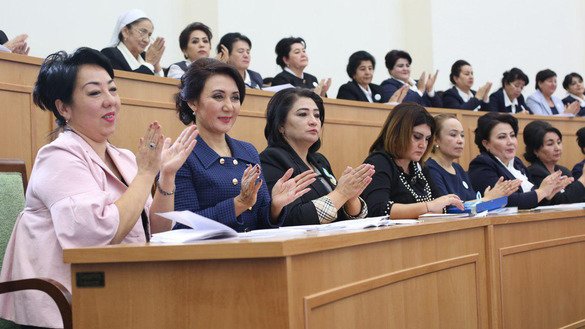Xotin-qizlar qoʻmitasi raisi Tanzila Norboyevaning nutqi ortidan qarsak chalayotgan qoʻmita aʼzolari, 22-dekabr, Toshkent. Yangi strategiya muqaddam sudlangan ayollarga koʻmaklashishdan tashqari, hukumat idoralari va xususiy sektordagi rahbarlik lavozimlarida ayollar sonini oshirishni koʻzda tutadi. (Oʻzbekiston xotin-qizlar qoʻmitasi)