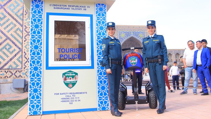 Turistik politsiyaning ayol xodimlari, Samarqand, 2018-yilning yozi (Samarqand shahar ichki ishlar boshqarmasi)