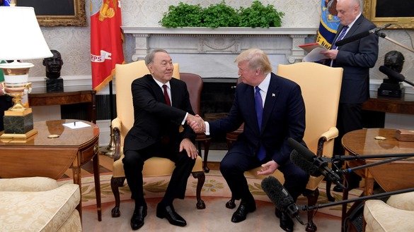 US President Donald Trump (right) and Kazakh President Nursultan Nazarbayev (left) last January 16 shake hands at the White House, where they discussed strengthening co-operation in a number of areas. [Kazakh presidential website]