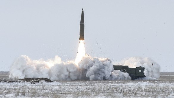 Rossiya harbiylari “Iskander-M” raketa tizimidan foydalangan holda oʻquv mashgʻulotlari olib bormoqda, Astraxan viloyati, 2018-yil, mart. “Oʻrta va qisqa masofaga uchuvchi raketalarni yoʻq qilish toʻgʻrisida”gi shartnomaga xilof boʻlgan 9M729 raketasi “Iskander”ga oʻxshash tizimdan uchirilishi taxmin qilinadi. (Rossiya mudofaa vazirligi)