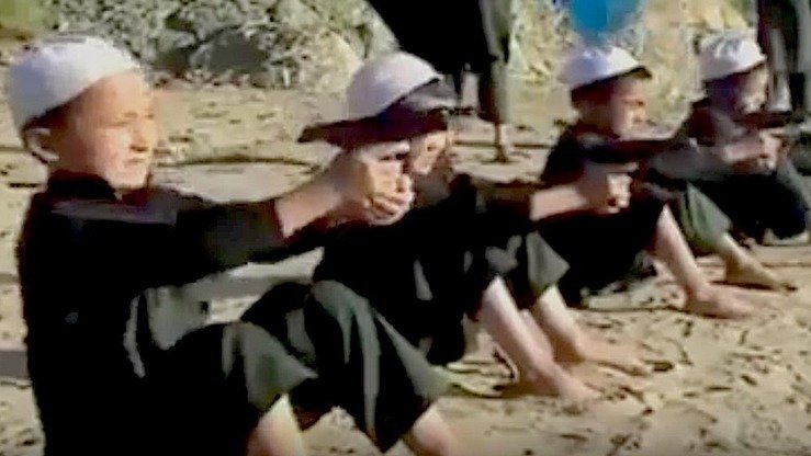 Videotasvirdan olingan kadrda “Islom davlati” (ID) lagerida mashgʻulotar olib borayotgan, qozoq millatiga mansub ekani aytilgan yosh bolalar aks etgan. Videolavha sudlangan qozogʻistonlik jangari Nurxan Seytkali tomonidan 2014-yilda internetga joylangan edi. (Fayl)