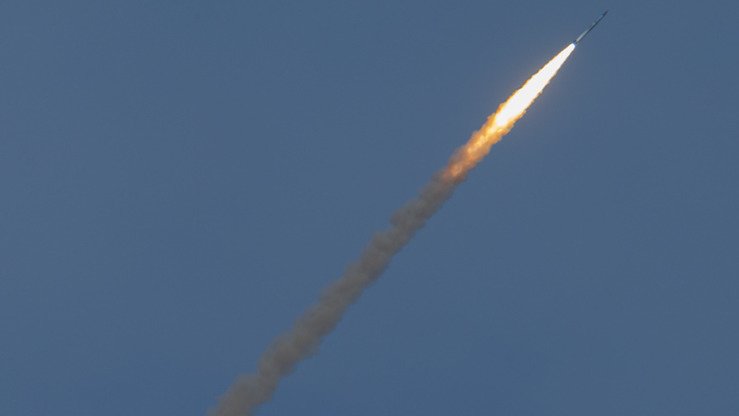 Ashulik poligonida o‘tkazilgan mashqlar davomida havoga uchirilayotgan Rossiya raketalari, Astraxan viloyati, 10-sentabr, 2015-yil. (Rossiya mudofaa vazirligi)