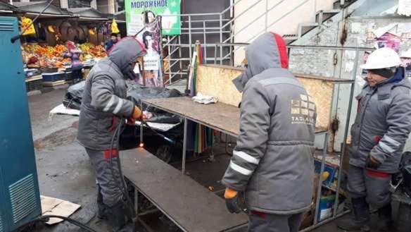 Муниципальные работники чистят Ошский базар – один из крупнейших рынков города – от выброшенного где попало мусора сразу после вступления в силу новых законов по обеспечению общественного порядка 1 января. Бишкек, 9 января. [Мэрия Бишкека]